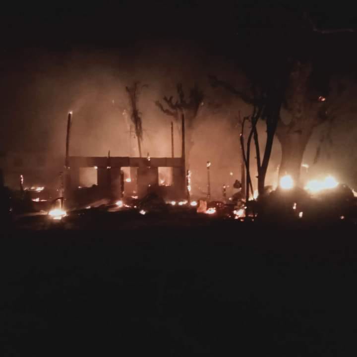 Photo - CJ/ ညအချိန်အထိ မီးလောင်ကျွမ်းနေသော သုံးလင့်ကျေးရွာ။